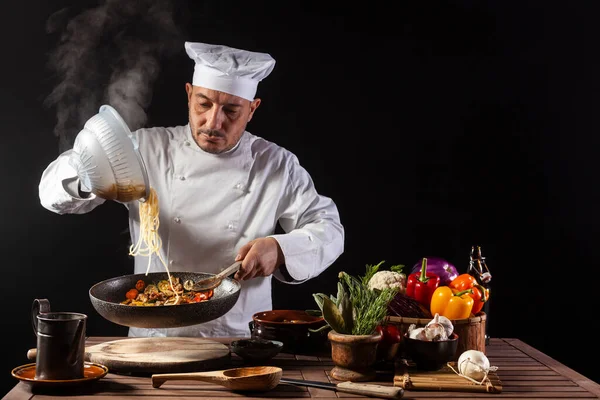 Chef Macho Uniforme Branco Derramando Espaguete Cozido Panela Wok Para — Fotografia de Stock