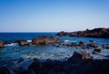 Sicilya 'daki Faraglioni denilen Linosa' nın lav plajının manzarası. İtalya