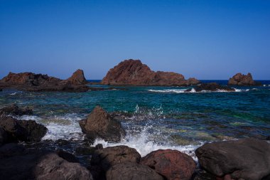 Sicilya 'daki Faraglioni denilen Linosa' nın lav plajının manzarası. İtalya