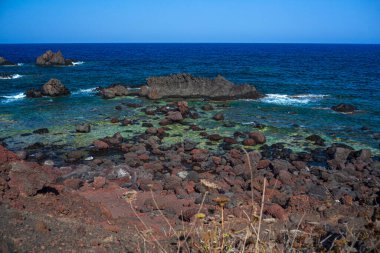Sicilya 'daki Faraglioni denilen Linosa' nın lav plajının manzarası. İtalya