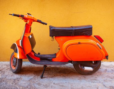 Turuncu Vespa, ünlü İtalyan motosikleti Linosa caddesinde park halinde.