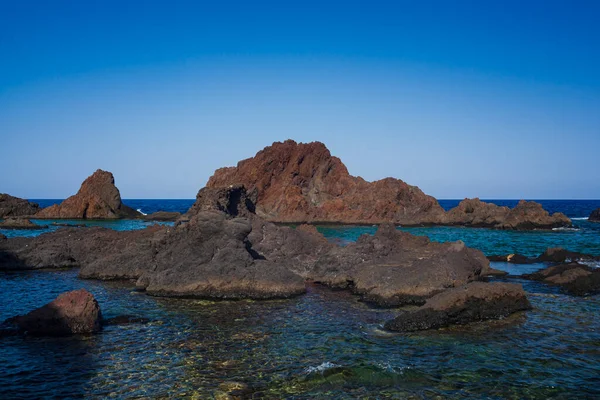 Widok Plażę Lawy Linosa Nazwie Faraglioni Sycylia Włochy — Zdjęcie stockowe