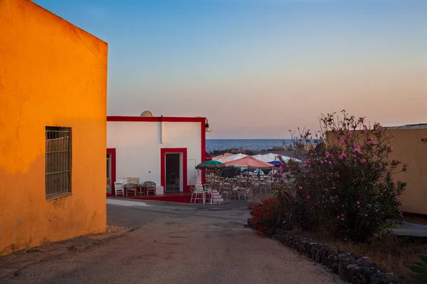 Vista Una Calle Típica Linosa Con Casa Colorida Sicilia Italia —  Fotos de Stock