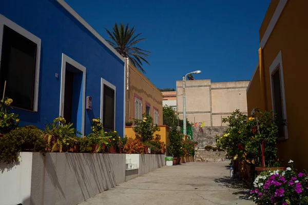 Vista Unas Casas Típicas Colores Calle Linosa Sicilia Italia —  Fotos de Stock