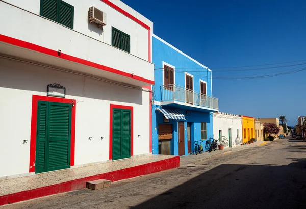 Vista Las Típicas Casas Coloridas Linosa Coloreadas Con Rojo Blanco —  Fotos de Stock