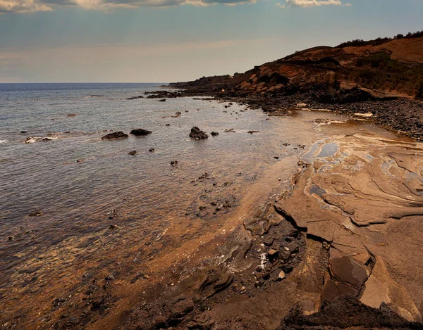 Linosaの溶岩ビーチの眺めは シチリア島のManarazzaと呼ばれます イタリア — ストック写真