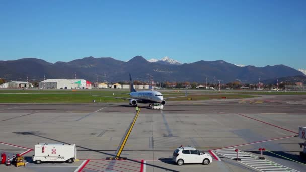 意大利Bergamo机场 05年11月 一架Ryanair飞机在推回机场的过程中 在2021年11月5日 一架飞机从其停放位置被推回 — 图库视频影像