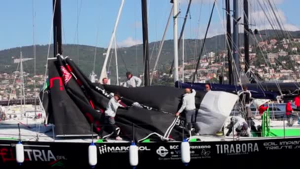 Trieste Italië Oktober Bemanning Van Zeilboot Sleurt Zeilen Naar Beneden — Stockvideo