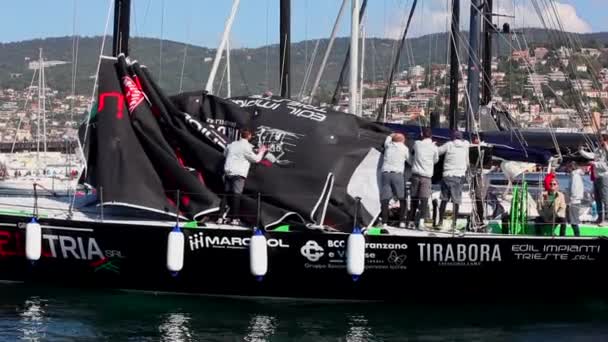 Trieste Italië Oktober Bemanning Van Zeilboot Sleurt Zeilen Naar Beneden — Stockvideo