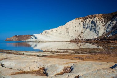 İngiliz Türklerinin Merdiveni 'ndeki Scala dei Turchi' de sahili olan kireçtaşı beyaz kayalıkların manzarası veya Agrigento 'nun Realmonte kenti yakınlarındaki Türk Merdivenleri. Sicilya, İtalya