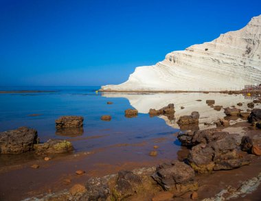 İngiliz Türklerinin Merdiveni 'ndeki Scala dei Turchi' de sahili olan kireçtaşı beyaz kayalıkların manzarası veya Agrigento 'nun Realmonte kenti yakınlarındaki Türk Merdivenleri. Sicilya, İtalya
