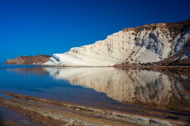 İngiliz Türklerinin Merdiveni 'ndeki Scala dei Turchi' de sahili olan kireçtaşı beyaz kayalıkların manzarası veya Agrigento 'nun Realmonte kenti yakınlarındaki Türk Merdivenleri. Sicilya, İtalya
