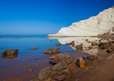 İngiliz Türklerinin Merdiveni 'ndeki Scala dei Turchi' de sahili olan kireçtaşı beyaz kayalıkların manzarası veya Agrigento 'nun Realmonte kenti yakınlarındaki Türk Merdivenleri. Sicilya, İtalya