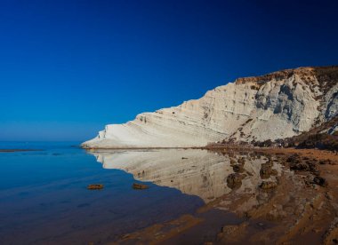 İngiliz Türklerinin Merdiveni 'ndeki Scala dei Turchi' de sahili olan kireçtaşı beyaz kayalıkların manzarası veya Agrigento 'nun Realmonte kenti yakınlarındaki Türk Merdivenleri. Sicilya, İtalya