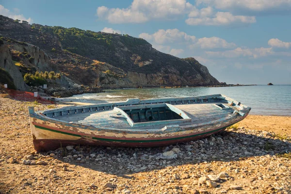 アグリジェント海岸の海岸に座礁した壊れた移民船 — ストック写真