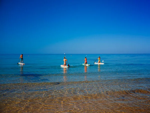 意大利Realmonte 7月23日 站起来划桨 2021年7月23日的一个阳光明媚的早晨 一群快乐的朋友正在Realmonte海滩的静海中训练着苏打水冲浪板 — 图库照片