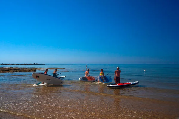 Realmonte Itália Julho Stand Paddle Boarding Joyful Group Friendsare Training — Fotografia de Stock