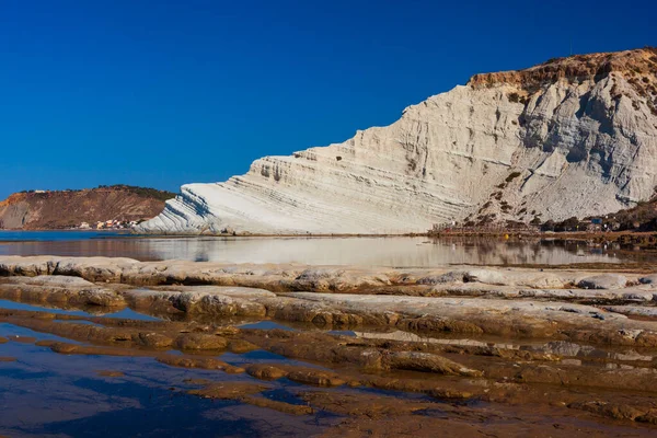 İngiliz Türklerinin Merdiveni 'ndeki Scala dei Turchi' de sahili olan kireçtaşı beyaz kayalıkların manzarası veya Agrigento 'nun Realmonte kenti yakınlarındaki Türk Merdivenleri. Sicilya, İtalya