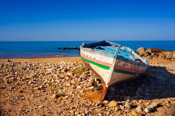 Złamana Łódź Migracyjna Utknęła Plaży Wybrzeża Agrigento — Zdjęcie stockowe