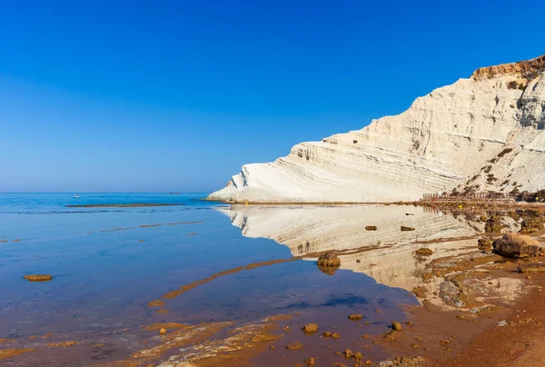 Zicht Kalksteen Witte Kliffen Met Strand Bij Scala Dei Turchi — Stockfoto