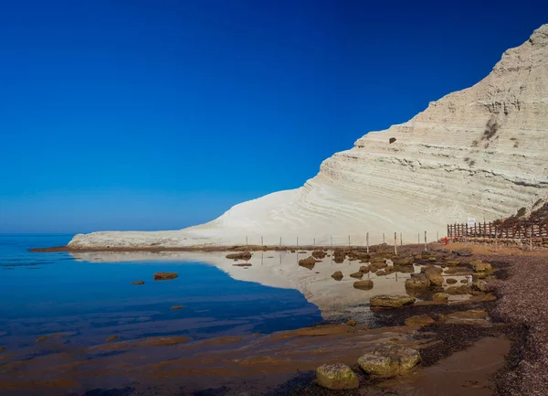 Widok Wapiennych Białych Klifów Plażą Scala Dei Turchi Języku Angielskim — Zdjęcie stockowe