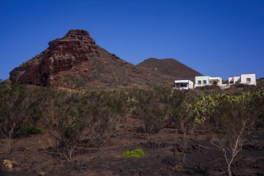 Sicilya 'daki Calcarella adlı ünlü dağın manzarası.