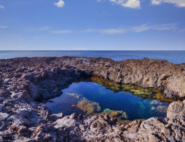 Sicilya, Piscine denilen Linosa 'nın lav plajının manzarası. İtalya