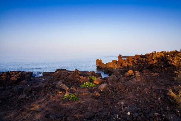 西西里利诺萨典型的熔岩海滩景观 — 图库照片