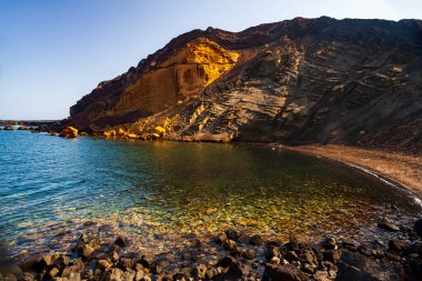 Cala Pozzolana di Ponente sahilindeki Monte Nero adlı Linosa volkanı manzarası. Linosa, Akdeniz 'in Sicilya Kanalı' ndaki Pelagie Adalarından biridir.