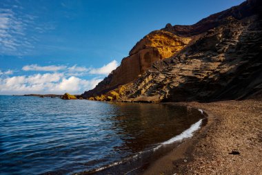 Cala Pozzolana di Ponente sahilindeki Monte Nero adlı Linosa volkanı manzarası. Linosa, Akdeniz 'in Sicilya Kanalı' ndaki Pelagie Adalarından biridir.
