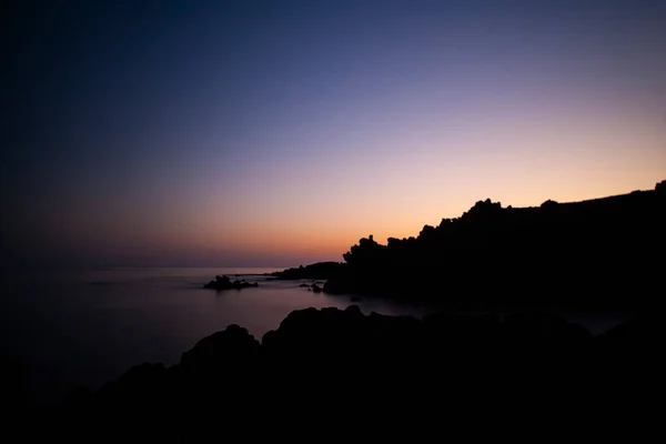 地中海のシチリア海峡のペラギー諸島の一つLinosaの海の溶岩と典型的なビーチ — ストック写真