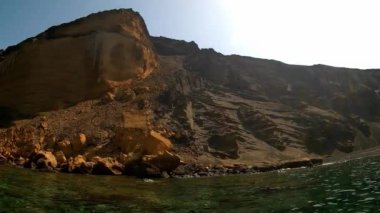 Cala Pozzolana di Ponente sahilindeki Monte Nero adlı Linosa volkanı manzarası. Linosa, Akdeniz 'in Sicilya Kanalı' ndaki Pelagie Adalarından biridir.