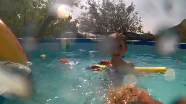 Маленькая Девочка Плескающаяся Вода Игрушечным Пистолетом Бассейне — стоковое видео