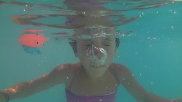 Щаслива Маленька Дівчинка Весело Плаває Під Водою Басейні Ліцензійні Стокові Відео