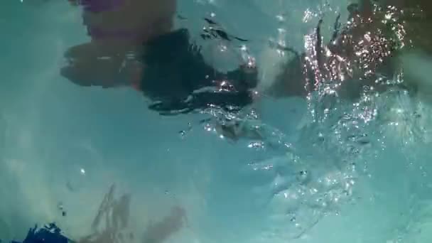 Щаслива Маленька Дівчинка Робить Вправи Трубці Під Водою Басейні Стокове Відео 