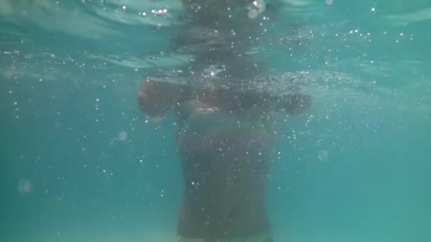 这个快乐的小女孩在游泳池里学着怎么翻筋斗 — 图库视频影像