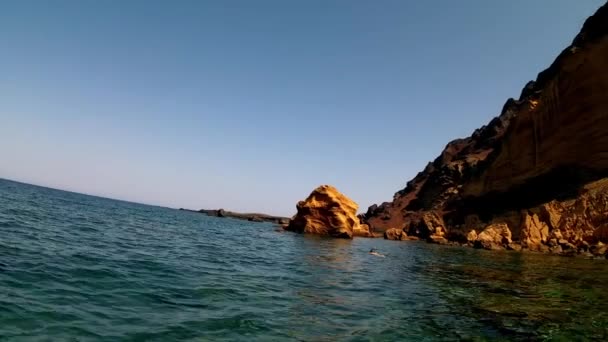 Cala Pozzolana PonenteのビーチでMonte Neroと呼ばれるLinosa火山の景色 Linosaは地中海のシチリア海峡のPelagie諸島の1つです — ストック動画