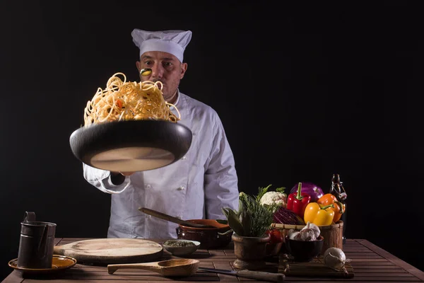 Chef Masculino Uniforme Blanco Sosteniendo Una Sartén Saltear Espaguetis Con —  Fotos de Stock