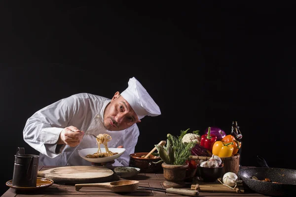 Chef Masculino Una Cocina Restaurante Vistiendo Uniforme Blanco Degustando Espaguetis —  Fotos de Stock