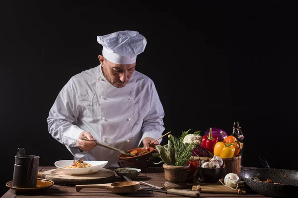 Chef Masculino Uniforme Blanco Prepara Espaguetis Con Verduras Plato Antes —  Fotos de Stock