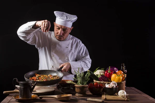 Chef Masculino Uniforme Branco Chapéu Colocando Sal Ervas Prato Alimentos — Fotografia de Stock