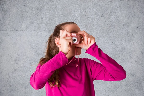 Kleines Mädchen Fotografiert Mit Spielzeug Fotokamera Auf Grauem Hintergrund — Stockfoto