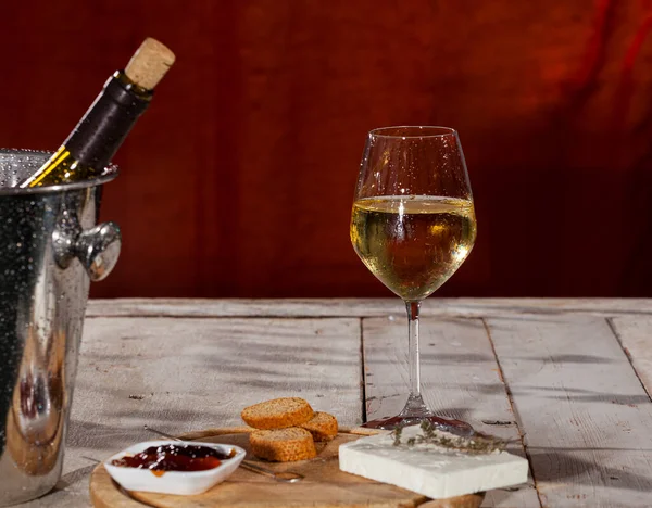 Вкусная Закуска Сырной Доской Фета Мармеладом Подается Свежим Белым Вином — стоковое фото