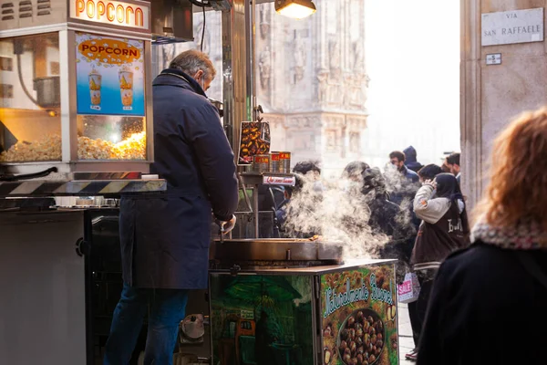 Milan Italy January 2022 Street Vendor Sells Freshly Roasted Chestnuts — Foto Stock