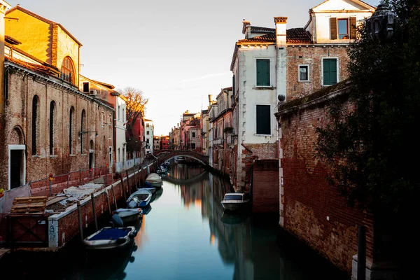 Architectural Detail Old Bridge Made Red Bricks Typical Canal Venice — 图库照片