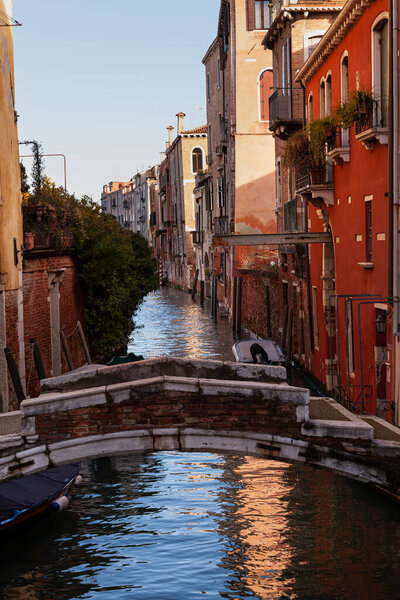 Архитектурные детали старого моста из красного кирпича на типичном канале в Венеции