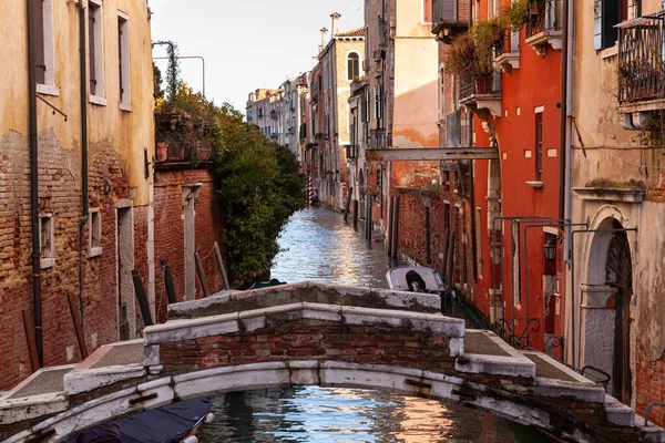 Architectural Detail Old Bridge Made Red Bricks Typical Canal Venice —  Fotos de Stock