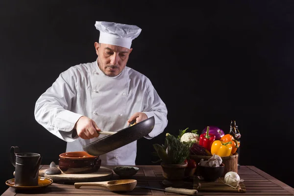 Chef Masculino Uniforme Branco Preparando Prato Comida Com Legumes Antes — Fotografia de Stock