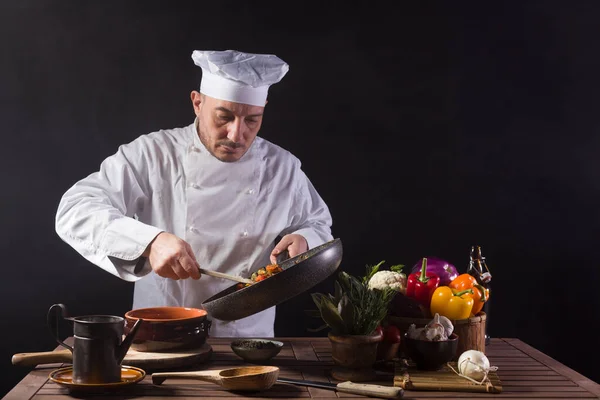 Chef Masculino Uniforme Branco Preparando Prato Comida Com Legumes Antes — Fotografia de Stock