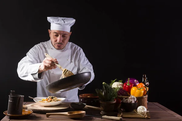 Chef Masculino Uniforme Branco Prepara Espaguete Com Legumes Prato Antes — Fotografia de Stock